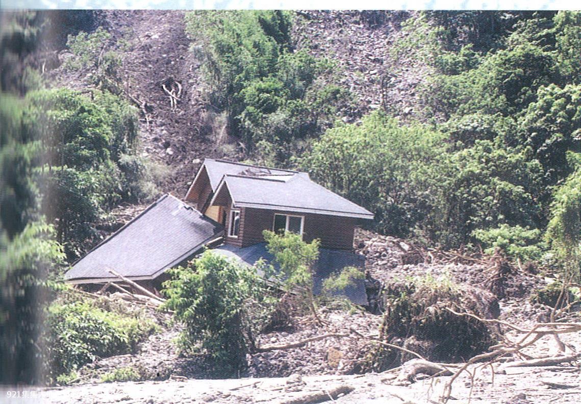 照片14 台中縣和平鄉博愛村松鶴房舍隨坡地崩塌下移，於於2000年豪雨及2004年七二水災造成土石流(水土保持局)